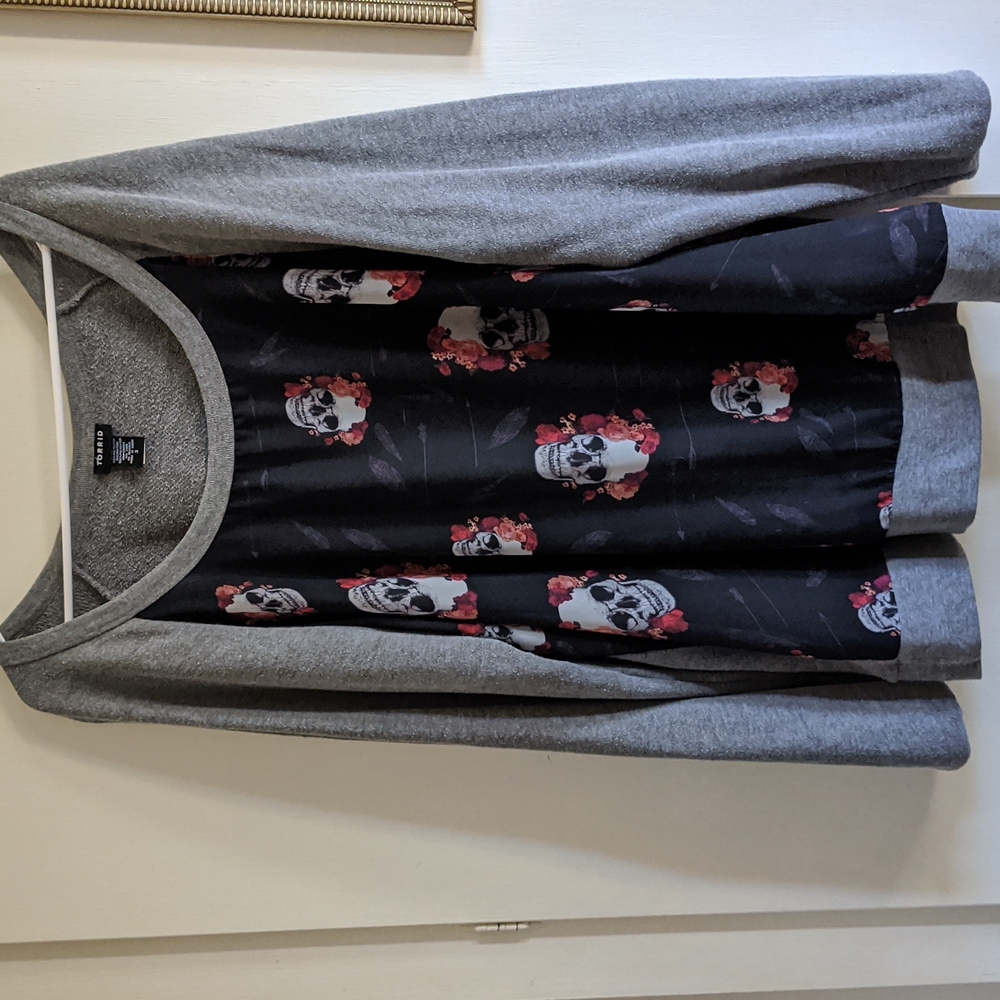 Torrid Gray & Black Skull Floral Raglan Top